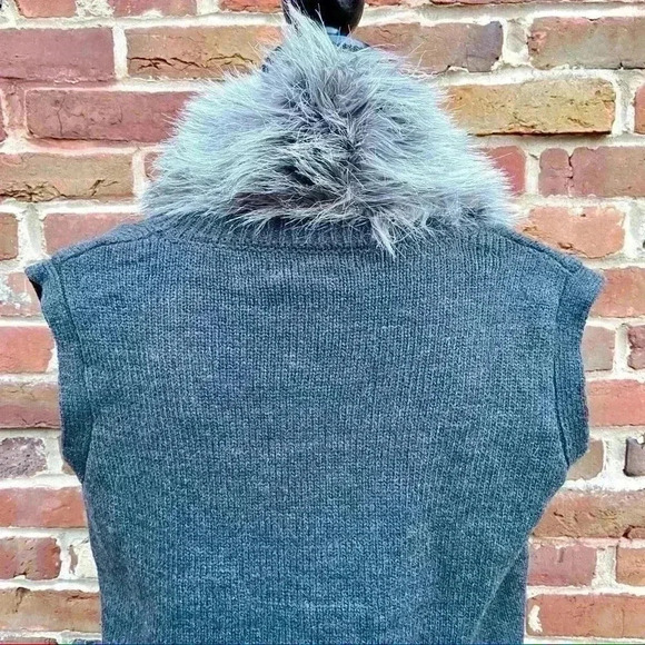 ZAC & RACHEL Gray Soft Faux Fur Collar Knit Sweater Vest Size S - Picture 8 of 8